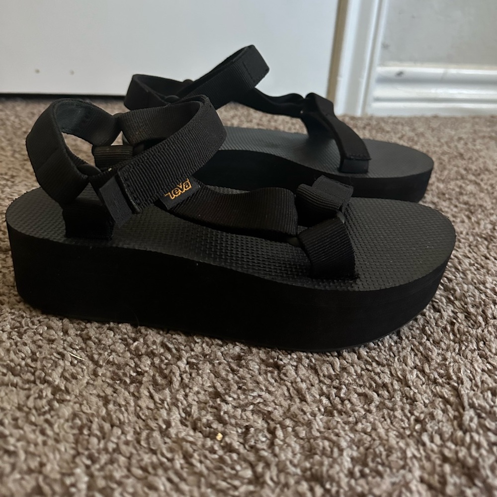BARELY WORN WOMENS TEVA BLACK FLATFORM UNIVERSAL SANDAL SIZE 7